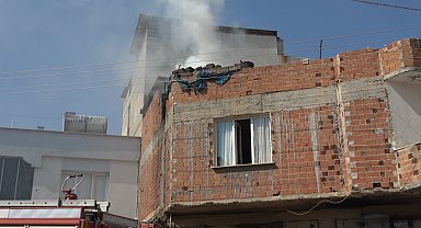 Çatı katında çıkan yangında 1 kişi dumandan etkilendi