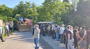 Çay yüklü kamyonet devrildi: 8 yaralı