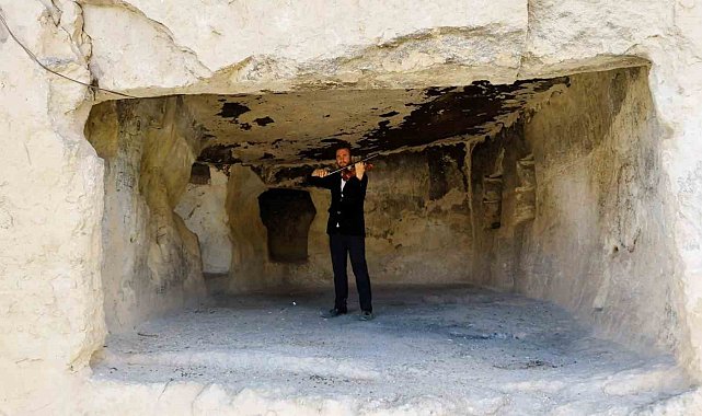 Çemişgezek'in tarihi İn Deliklerinde keman resitali