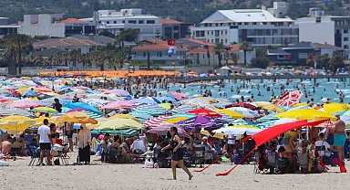 Çeşme'de plajlar doldu taştı nüfus 1 milyonu geçti