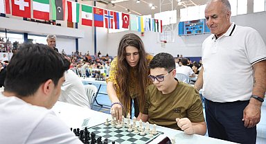 Çeşme'deki Yıldırım Turnuvası'nın açılış hamlesi Lal Denizli'den