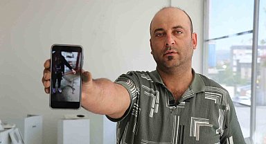 Çevresindekilerin şaşkın bakışları arasında korkusuzca 1 buçuk metrelik yılanı yakaladı