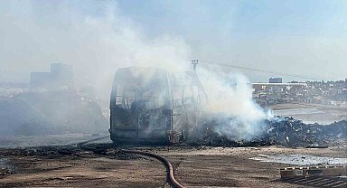 Çıkan yangında paletler kül oldu, minibüs ise demir yığınına döndü