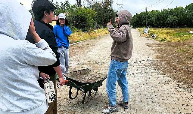 Çinli turistler, kendilerini misafir eden yaşlı kadına "Ana, seni çok seviyoruz" diye veda etti
