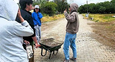 Çinli turistler, kendilerini misafir eden yaşlı kadına "Ana, seni çok seviyoruz" diye veda etti