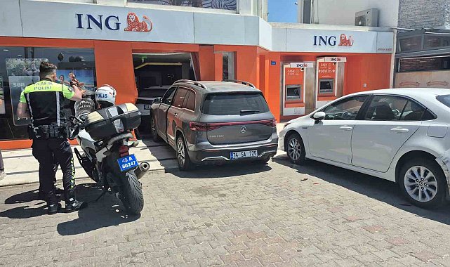 Cipin çarptığı otomobil bankaya girdi