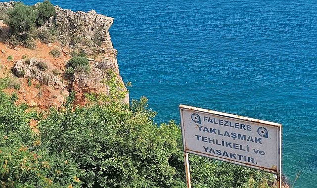 Çit ve uyarı tabelasını dikkate almayıp falezlere çıkan gençler ölüm atlayışları yapıyor
