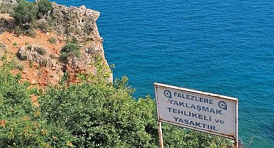 Çit ve uyarı tabelasını dikkate almayıp falezlere çıkan gençler ölüm atlayışları yapıyor