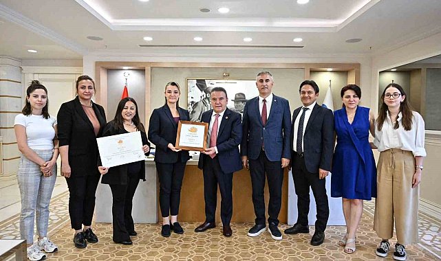 Cittaslow Fikir Maratonu ödülü Başkan Böcek'e takdim edildi