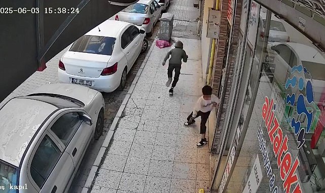 Çocukların tehlikeli oyunu kamerada: İş yerine torpil atıp kaçtılar