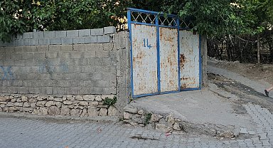 Çocuklarını ve kendisini bıçakla yaraladı