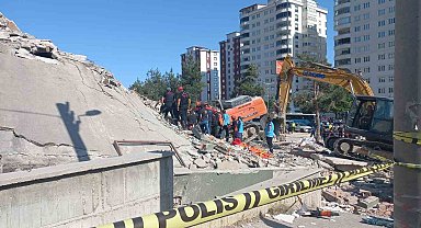 Çöken binadan iş makinesi operatörünün cansız bedeni çıkarıldı