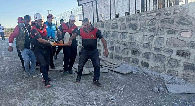 Çöken istinat duvarının altında kalan 4 işçi yaralandı