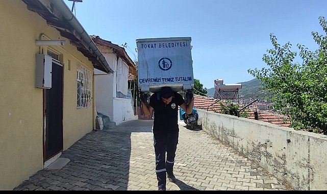 Çöp tenekesini sırtlayan personel temizlikte sınır tanımadı