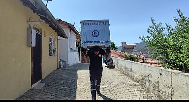 Çöp tenekesini sırtlayan personel temizlikte sınır tanımadı