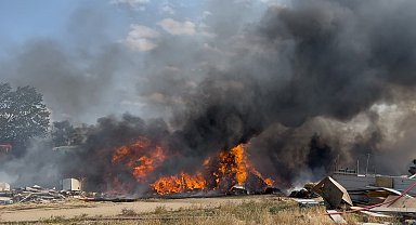 Çorlu'da 5 bin 600 ot balyası alev alev yandı