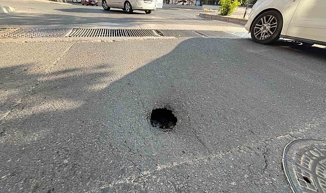 Çorlu'da çukura düşen araç hasar gördü