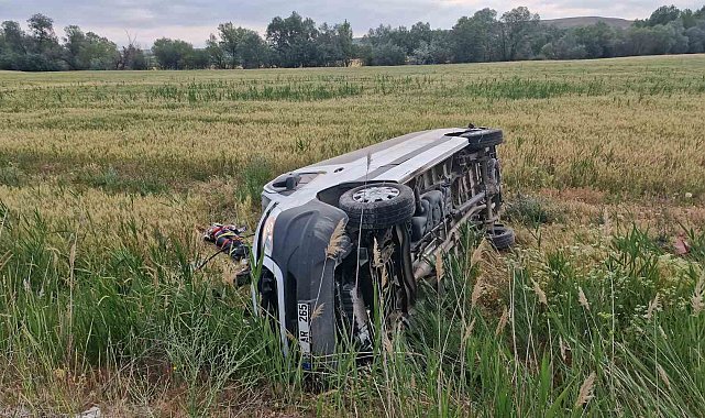 Çorum'da düğünden dönen vatandaşların bulunduğu minibüs devrildi: 17 yaralı