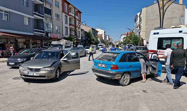 Çorum'da iki otomobil çarpıştı: 3 yaralı