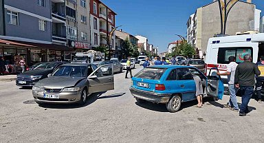 Çorum'da iki otomobil çarpıştı: 3 yaralı