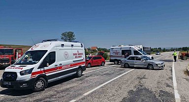 Çorum'da iki otomobil çarpıştı: 4 yaralı