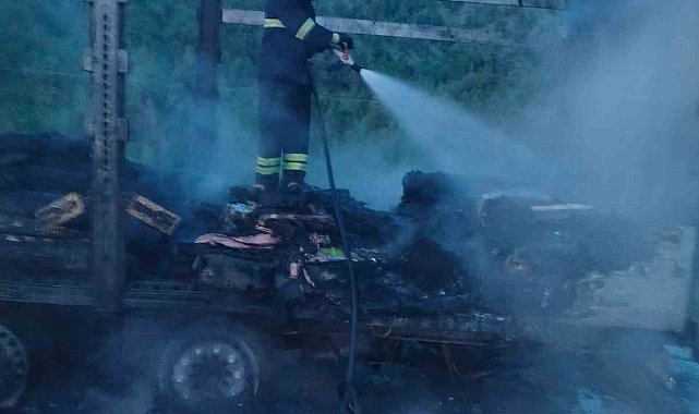 Çorum'da tırın dorsesi alev alev yandı