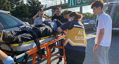 D-100'de otomobil bariyerlere çarptı