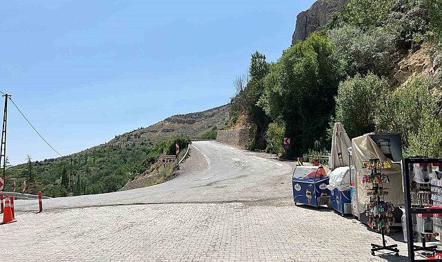 Darende'de heyelan nedeniyle kapatılan yol yeniden trafiğe açıldı
