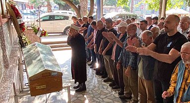 Demet Akalın kuzenini son yolculuğuna uğurladı