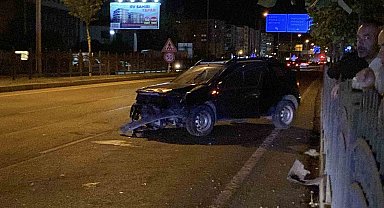 Demir korkuluklara çarpan otomobildeki 2 kişi yaralandı
