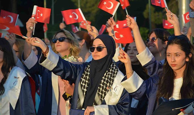 Demirci'de mezuniyet coşkusu, öğrenciler karanfillerle uğurlandı