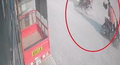 Dengesini kaybederek motosikletten düşen kadına karşıdan gelen motosiklet çarptı