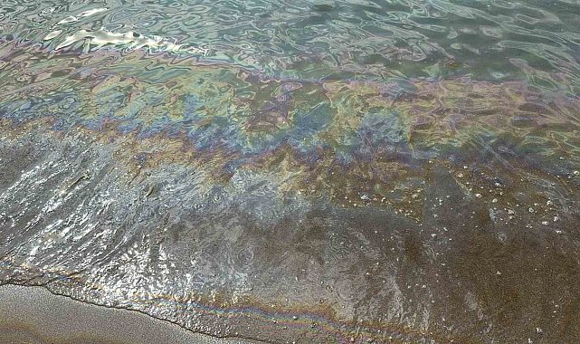 Deniz suyunun rengi değişti, vatandaşlar tahliye edildi