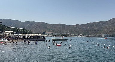 Denizde boğulma tehlikesi geçiren şahıs hastaneye kaldırıldı