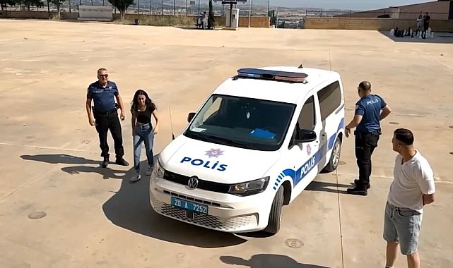 Denizli'de YKS'ye geç kalan ve kimliklerini evde unutan öğrencilerin imdadına polisler yetişti
