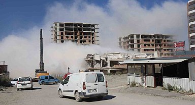 Deprem etkisi oluşturan 13 katlı bina yerle bir olma anı kamerada