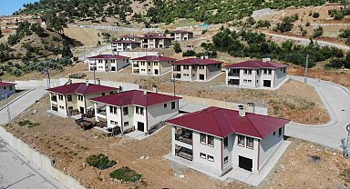 Deprem mağduru nine: "Hiç aklıma gelmezdi böyle ev yapacakları"