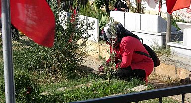 Depremde kaybettikleri yakınlarının mezarlarını ziyaret ettiler