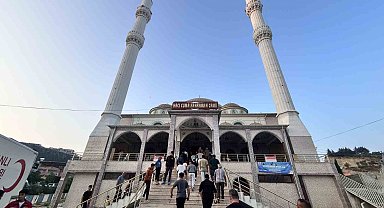 Depremin vurduğu Hatay'da vatandaşlar bayram namazı için camilere akın etti