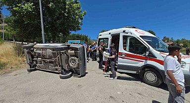 Devrilen otomobildeki 1 kişi yaralandı
