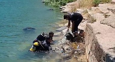 Dicle Baraj Gölü'nün altında temizlik çalışması yapıldı