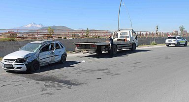 Direğe çarpan otomobil sürücüsü ağır yaralandı