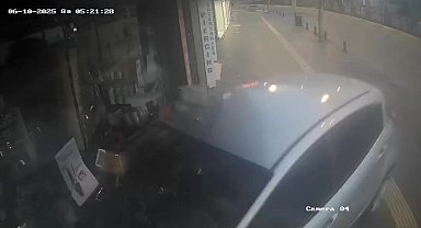 Direksiyon hakimiyetini kaybeden sürücü kozmetik mağazasına girdi