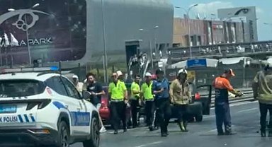 Direksiyon hakimiyetini kaybeden sürücü yan yoldan anayola uçtu, E-5 kapandı; O anlar kamerada