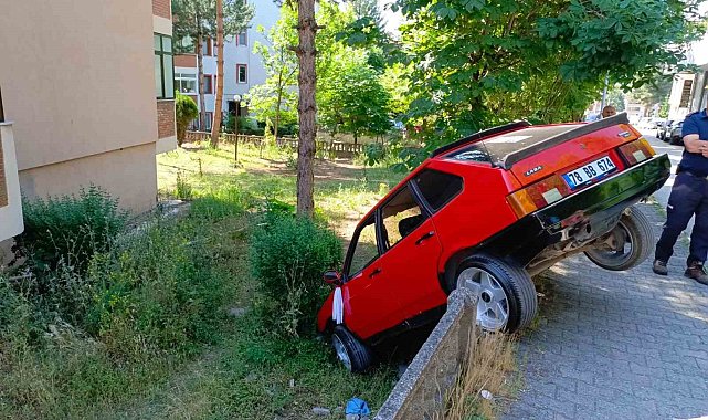 Direksiyonu kilitlenen otomobil apartman bahçesine düştü