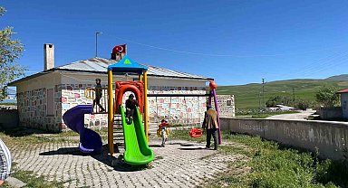 Diyadin'de köy halkı deprem riski nedeniyle kapatılan okulunu geri istiyor