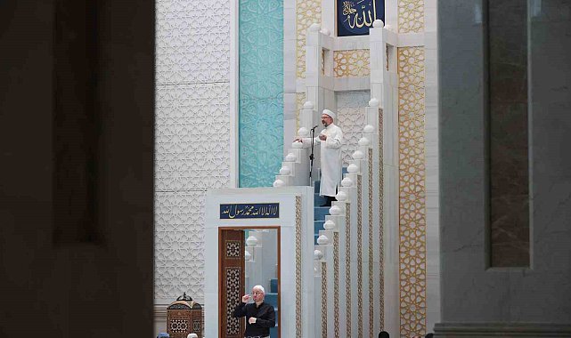 Diyanet İşleri Başkanı Erbaş, Ahmet Hamdi Akseki Camii'nde hutbe okudu