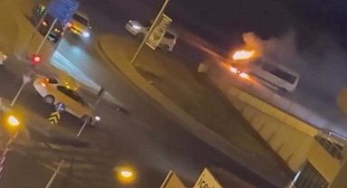 Diyarbakır'da bir minibüs alev alev yandı