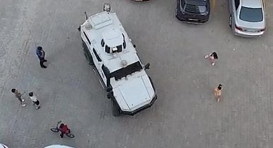 Diyarbakır'da çocuklar polis aracının etrafını sardı, meslek tanıtımı ve araca bindirilmeleriyle merakları giderildi