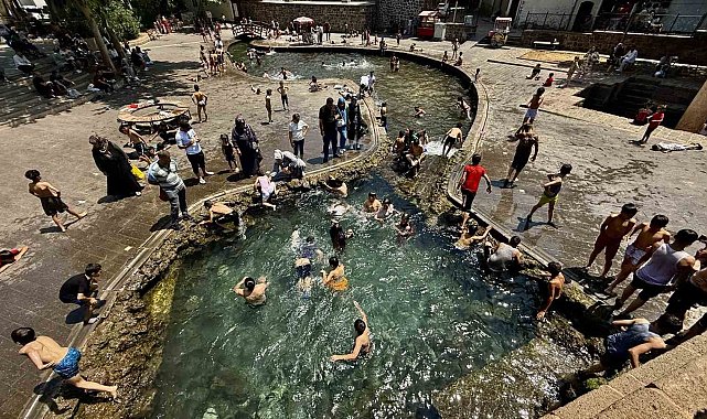Diyarbakır'da havalar 38 dereceyi gösterdi, çocuklar aileleriyle soluğu süs havuzunda aldı